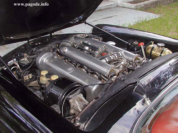 Motorraum einer Pagode mit 6,3 Liter Motor